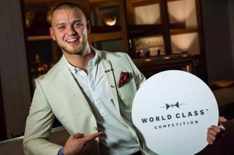 El noruego Adrián Michalčík, recibe el título de mejor bartender del mundo