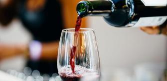 Los 25 vinos que consiguen la máxima puntuación '99 puntos' en la Guía Gourmets