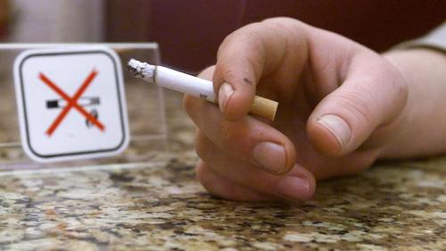 Hostelería pide a Sanidad una reunión por la posibilidad de prohibir fumar en las terrazas